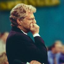 Jerry_springer_fights_camera_action_241x208